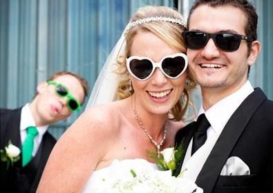 Des mariés avec des lunettes de soleil? Oui, je le veux!