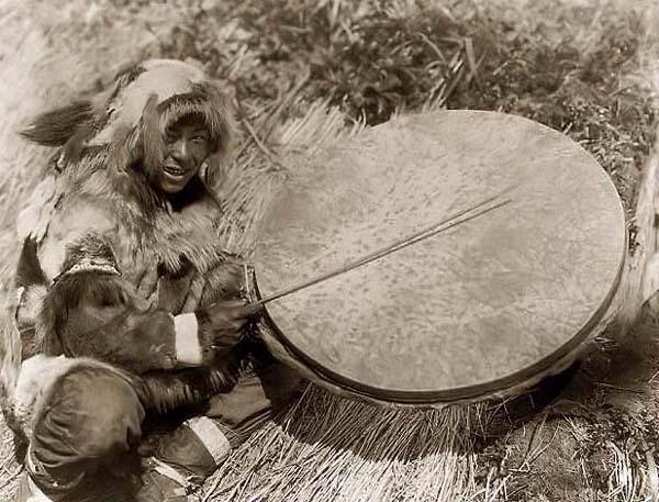 Eskimo-Drummer