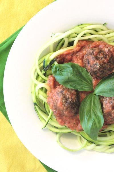 Cuisine « raw » : spaghetti de courgettes, sauce marinara et boulettes noix-champignons