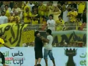 Maradona shoote un fan