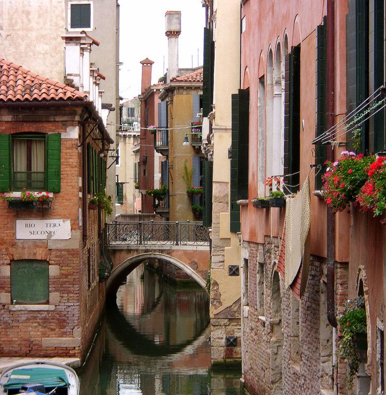 Atmosphère vénitienne : d'une rive à l'autre...d'un pont à l'autre