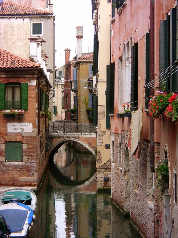 Atmosphère vénitienne : d'une rive à l'autre...d'un pont à l'autre