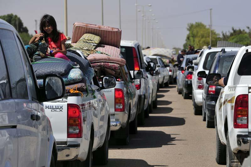 <b></div>En fuite</b>. Les habitants de Syrte, la ville natale de Mouammar Kadhafi fuient par centaines. La ville est assiégée par les combattants du nouveau régime qui ciblent les fidèles au guide libyen. Sur les routes, les voitures, candidates au départ, s’accumulent et s’entassent ainsi sur des dizaines de kilomètres. «Nous essayons de faire sortir les familles. On en est entre 400 et 500 voitures par jour. Nous essayons en quelque sorte d'affamer» les pro-Kadhafi, a indiqué un rebelle. A Syrte, il n'y a plus d'eau, plus d'électricité, les commerces sont fermés et les habitants n'ont plus rien à manger. Mais «une fois que le flot des départs se sera tari, puis s'interrompra, ce sera le moment d'agir. Nous ne voulons pas d'une victoire à n'importe quel prix». 