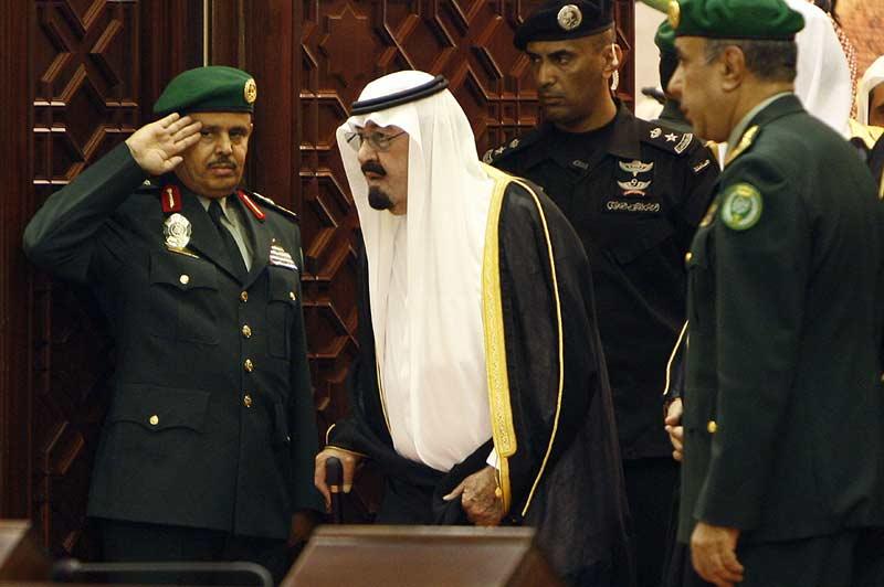 <b></div>Historique</b>. Connue pour être l'un des pays les plus conservateurs, l'Arabie Saoudite s'apprête à accorder le droit de vote aux femmes. Dans son discours annuel devant le Conseil de la Choura, le roi Abdallah a en effet annoncé que les saoudiennes se verraient accorder le droit de vote et l'éligibilité lors des municipales de 2015. Une annonce d'autant plus inattendue que dans ce pays, les femmes sont soumises à de nombreuses restrictions. Elles ne sont, par exemple, pas autorisées à conduire ni à voyager seule sans l'autorisation d'un tuteur. Véritable réformateur, le monarque a également annoncé que les femmes seraient représentées au Majlis al-Choura – une assemblée consultative dont les 150 membres sont désignés par les autorités. 