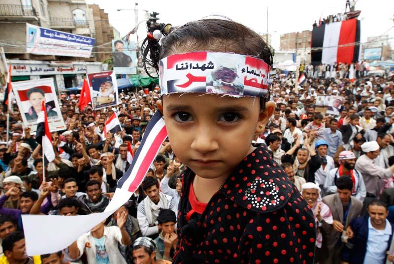 <b></div>Tensions</b>. Sur le bandeau que porte cette fillette est inscrit : «Nous gagnerons». Et c'est bel et bien l’objectif de ces centaines de manifestants qui défilaient dans les rues de Sanaa lundi. Après l’annonce du retour surprise de leur président Ali Abdallah Saleh, grièvement blessé dans un attentat début juin, les yéménites ont vu rouge et de violents affrontements ont éclaté entre forces pro et anti-Saleh, qui ont fait plus de cent morts. La Maison-Blanche a aussitôt exhorté le président Saleh à «engager une transition complète du pouvoir». Le porte-parole de la présidence américaine a aussi «condamné l'usage de la force» contre les manifestants rassemblés dans les rues du Yémen, et a affirmé que seule une «solution politique» pouvait mettre fin à la crise actuelle. 
