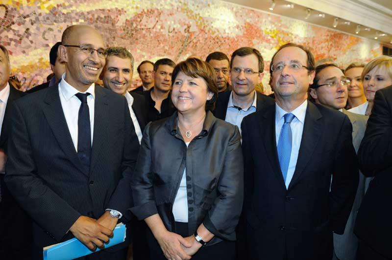 <b></div>Cap à gauche</b>. «Pour la première fois, le Sénat va connaître l’alternance». C’est le sourire aux lèvres, qu’Harlem Désir, Martine Aubry et François Hollande ont commenté le résultat des élections sénatoriales qui confirment le basculement de la Haute Assemblée. En atteignant le seuil de 175 sénateurs, le PS, les écologistes, le Front de Gauche et le PRG l'ont en en effet obtenu la majorité absolue. Une première sous la Vème République. Reste la question de la présidence... Jean-Pierre Bel, parton des sénateurs socialistes, pourrait s'imposer. Réponse samedi 1er octobre. 