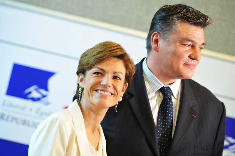 <b></div>Succession</b>. Secrétaire national à la vie sportive de l'UMP, député des Yvelines, conseiller régional, secrétaire d’État chargé des Français de l’étranger, et désormais ministre des Sports. David Douillet poursuit son ascension politique en décrochant un poste que beaucoup le voyaient depuis longtemps occuper un jour ou l’autre. Le double champion olympique a été nommé lundi après-midi, en remplacement de Chantal Jouanno, ministre des Sports depuis novembre 2010, mais qui a choisi de démissionner pour entrer au Sénat, où elle a été élue dimanche sur la liste UMP officielle d’Ile-de-France. «J'ai choisi de siéger comme sénateur car c'est plus légitime quand on se présente à une élection pour la première fois et il est nécessaire de se consacrer à plein à un projet parisien». 