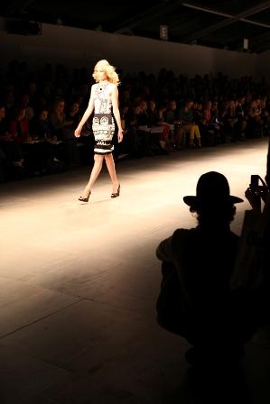 London Fashion Week, extravagance et diversité sur les podiums … et dans la rue