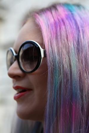 London Fashion Week, extravagance et diversité sur les podiums … et dans la rue