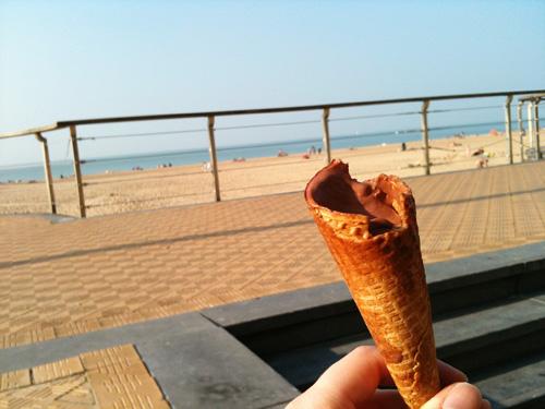 Hmmmmmmm.
Aller manger une glace au chocolat à la mer fut...