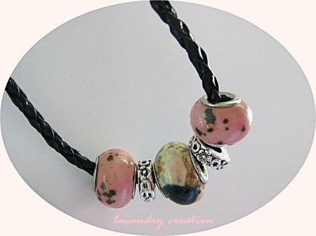 braclet cuir noir et perles céramique rose pandora style