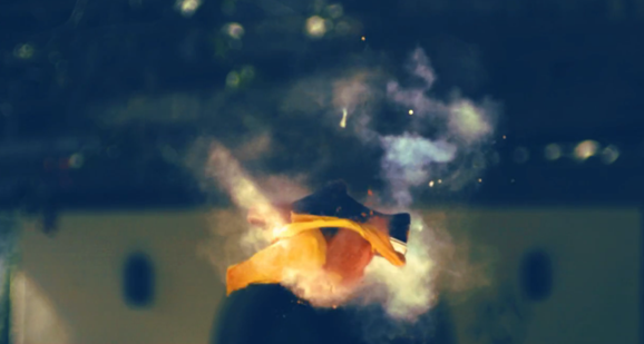 Une chaussure Redley sort d'un ballon de baudruche