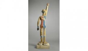 Baselitz sculpteur sur bois à la tronçonneuse et à la hache au musée d’art moderne