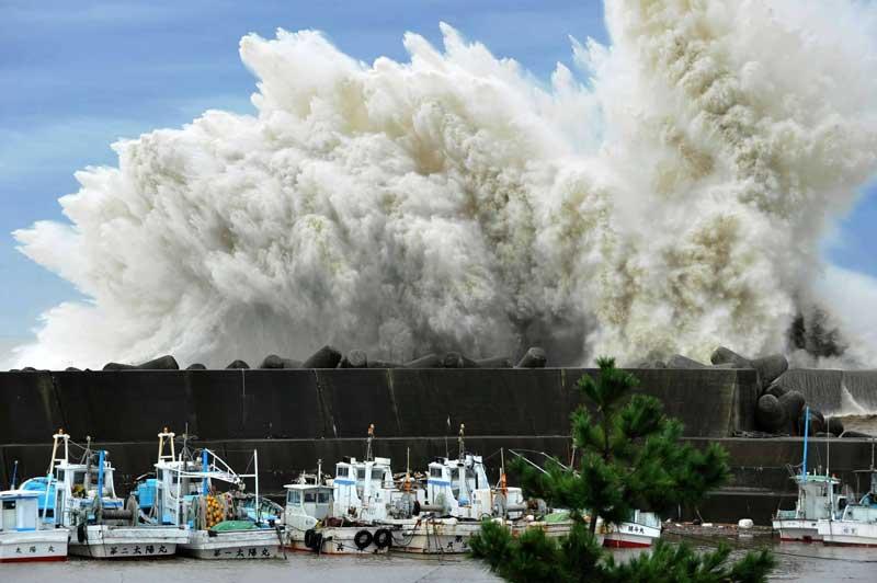 <b></div>Passage</b>. Le violent typhon Roke a traversé mercredi le centre du Japon comme ici où de gigantesques vagues déferlent sur le port de Kiho. Pour le moment, au moins quatre personnes ont trouvé la mort dans le centre et l'ouest du pays tandis que trois autres dont un enfant sont recherchées,. En fin de journée, Roke continue son avancée avec des rafales de vent approchant les 200 km/h et se dirige vers la région du Tohoku (nord-est), ravagée par le séisme et le tsunami du 11 mars. L'exploitant de la centrale nucléaire accidentée de Fukushima (220 km au nord-est de Tokyo), a affirmé avoir pris diverses dispositions et suspendu des travaux en prévision de l’arrivée de cette nouvelle menace. 
