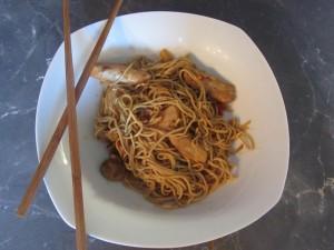 wok de nouilles chinoises sautées et poulet