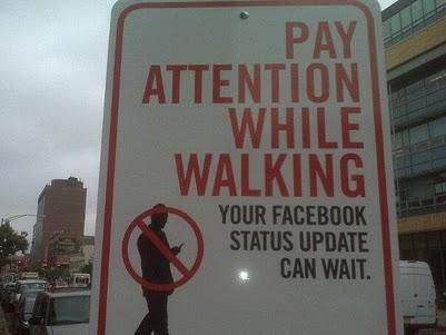 attention en marchant votre mise à jour du statut Facebook peut attendre..