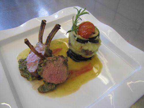 Duo dagneau rôti et confit, Parmentier de légumes, jus au romarin