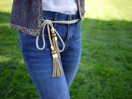 ceinture pompon cuir DIY: une ceinture à pompon en cuir