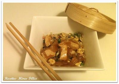 La recette Raisin : Emincé de poulet mijoté au jus de raisin et oignons servi sur un lit de riz cantonnais