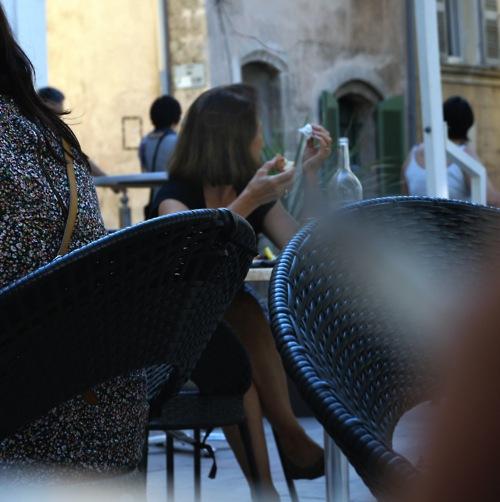 Une assiette de beignets de calamar. Elle attrape le demi citron...