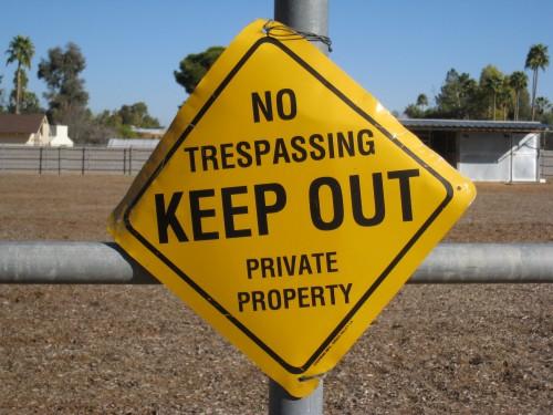 extraterritorialité_keep out_private property_no trespassing.jpg