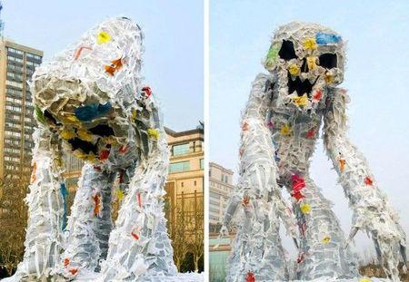 spikes-asia-ambient-marketing-advertising-plastic-bag-sac-plastic-monster-inspiration-bates-141-2-600x4142
