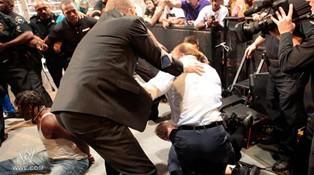 Alors qu'ils sont menottés après leur intervention à Hell in a Cell, The Miz et R-Truth sont attaqués par le COO de la WWE, Triple H