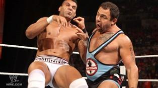 Après son accident de voiture Santino Marella réussi son retour à Raw en battant Jinder Mahal