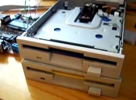 star disk La Marche Impériale avec des lecteurs de disquettes !