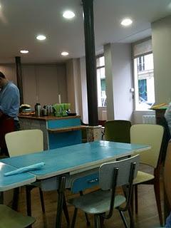 Un petit café de quartier ouvert au monde entier