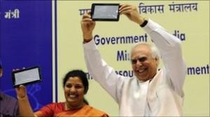 M.Sibal, Ministre, présente la tablette qui brisera, espère-t-il, la fracture numérique