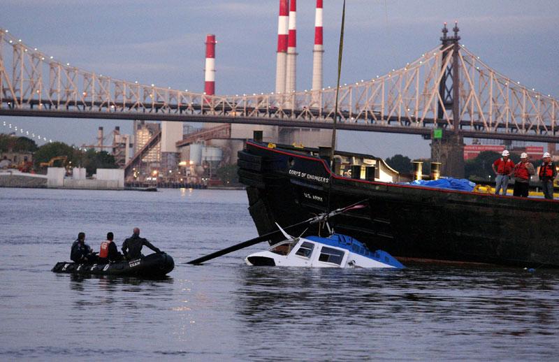 <b></div>Mortel cadeau d’anniversaire</b>. Un accident tragique doublé d’une malheureuse coïncidence. Un hélicoptère de tourisme transportant cinq personnes s'est crashé mardi dans l'East River à l'est de Manhattan, faisant un mort et trois blessés grave. La victime, une britannique, venait fêter ses quarante ans à New York. L’appareil privé, un Bell 206 Jet Ranger, s’est abîmé dans le fleuve vers 15h20 peu de temps après avoir décollé de l'héliport de la 34e rue. Pour l’heure, on ignore précisément ce qui a causé ce drame, mais d’après les autorités, le pilote avait signalé des ennuis au décollage, et essayait de faire demi-tour vers l'héliport quand il s'est écrasé. 
