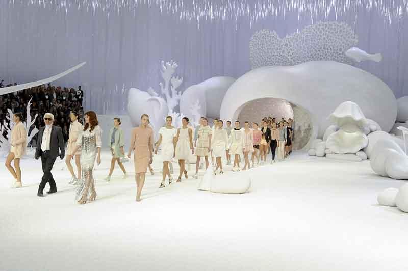 <b></div>En eaux claires</b>. Karl Lagerfeld a encore créé l’événement pour le défilé Chanel printemps-été 2012. Comme à chaque fois, le décor était grandiose au Grand Palais mardi : tout en blanc avec d’énormes moulures de motifs aquatiques telles que des coraux, des algues, des coquillages… Un défilé monumental qui n’a pas surpris les habitués du premier rang. L’autre événement fut musical et assuré par Florence Welch du groupe Florence and The Machine qui a présenté son dernier morceau en avant-première pendant que tous les tops défilaient (Miranda Kerr, Stella Tennant, Freja Beja, Anja Rubik, Bianca Balti…). C’est d’ailleurs au bras de la rockeuse que le couturier a choisi de venir saluer à la fin du défilé. Pas de doute, Karl a une nouvelle fois réussi son show. 