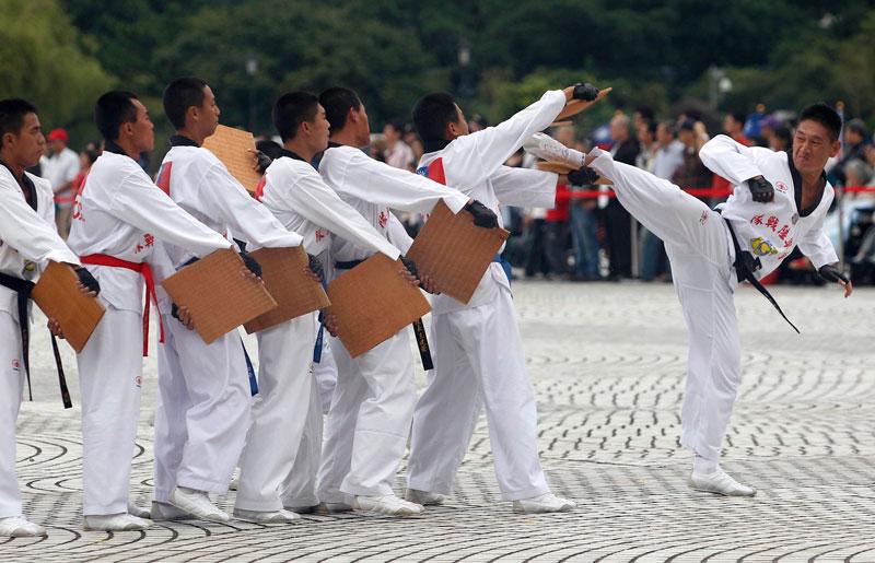 <b></div>Célébration</b>. C’est jour de répétition pour des centaines de Taïwanais. Entre les représentations de danses populaires, les acrobaties, les arts martiaux, et les danses du dragon et du lion, tous s’activent pour célébrer la fête nationale à Taipei. Dans quelques jours, une grande parade miliaire sera organisée devant le palais présidentiel pour commémorer l’anniversaire du soulèvement du 10 octobre 1911. Jour férié, le «Double-Dix», entraîna la chute de la dynastie Qing, la fin du régime impérial et la fondation de la République chinoise présidée par Sun Yat-sen. 