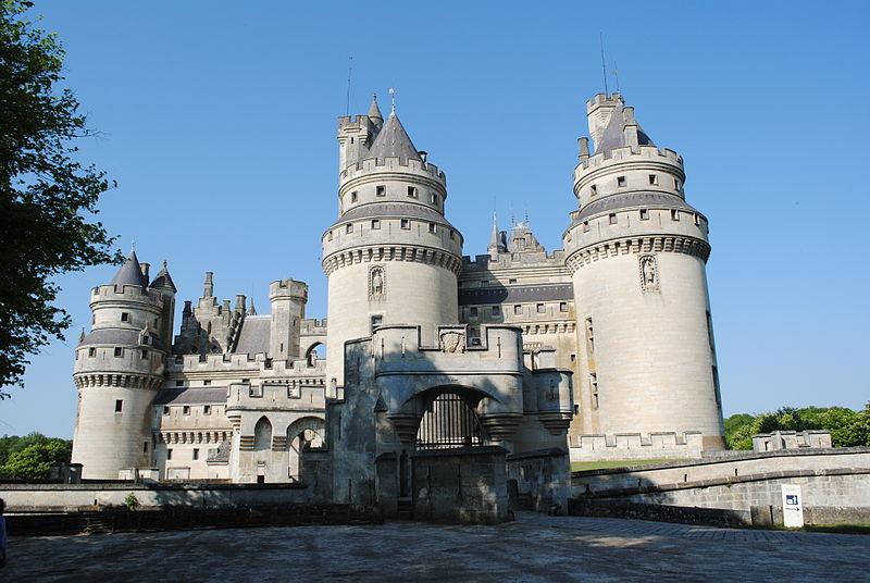 800px-Ch%C3%A2teau_de_Pierrefonds%2C_vue_de_face.jpg