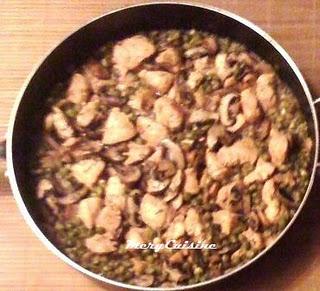 Blanc de poulet aux champignons et petits pois aromatisé à l’estragon