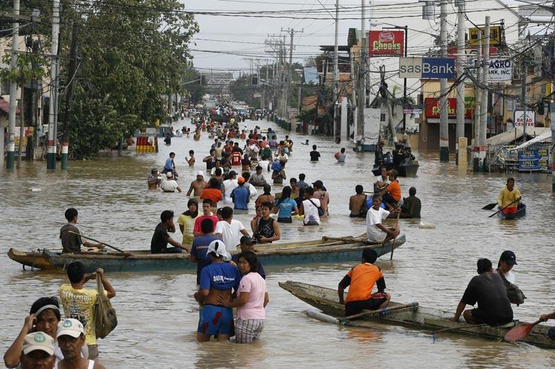 <b></div>Sous l’eau</b>. Les habitants de Manille étaient à pied d’œuvre dimanche, en renfort des secouristes, pour porter assistance aux victimes réfugiées sur le toit de leurs maisons ou isolées dans leurs villages cernés par les eaux, après le passage des deux typhons qui ont balayé l’archipel en quelques jours. Après Nesat, qui a fait 50 morts et 31 disparus en début de semaine, le typhon Nalgae a touché Luçon, la principale île de l’archipel, durant six heures samedi, accompagné de vents de 160 km/h avec des pointes à 195 km/h, a indiqué la météorologie nationale. Le bilan provisoire de Nalgae était plus léger, le gouvernement faisant état d’une personne tuée. 