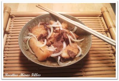 La recette Oignon : Ragoût de bœuf aux oignons et pommes de terre (Nikyjaga)