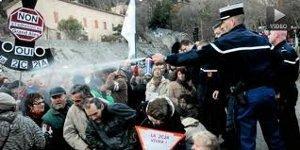Anduze, 21 janvier, des hordes (de jeunes) (assis) assaillent un gendarme...