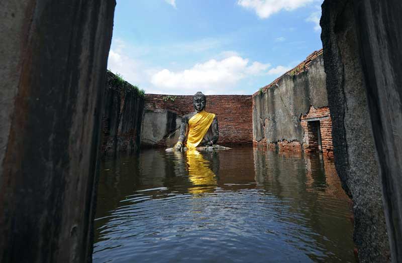 <b></div>Bain de siège</b> - Pour le moment, cette imposante statue de Bouddha n'a de l'eau que jusqu'à la taille. Mais le niveau ne cesse de monter à mesure que la Thaïlande fait face aux pires inondations depuis cinquante ans. Près de 270 personnes ont déjà perdu la vie dans les pluies de mousson, les inondations et les glissements de terrain qui ont touché 30 des 77 provinces du pays. Environ 1,4 million d'hectares de terres agricoles sont submergées et plus de 700.000 maisons ont été détruites ou endommagées. Dans la province centrale d'Ayutthaya, durement touchée, 200 usines ont dû fermer leurs portes. 