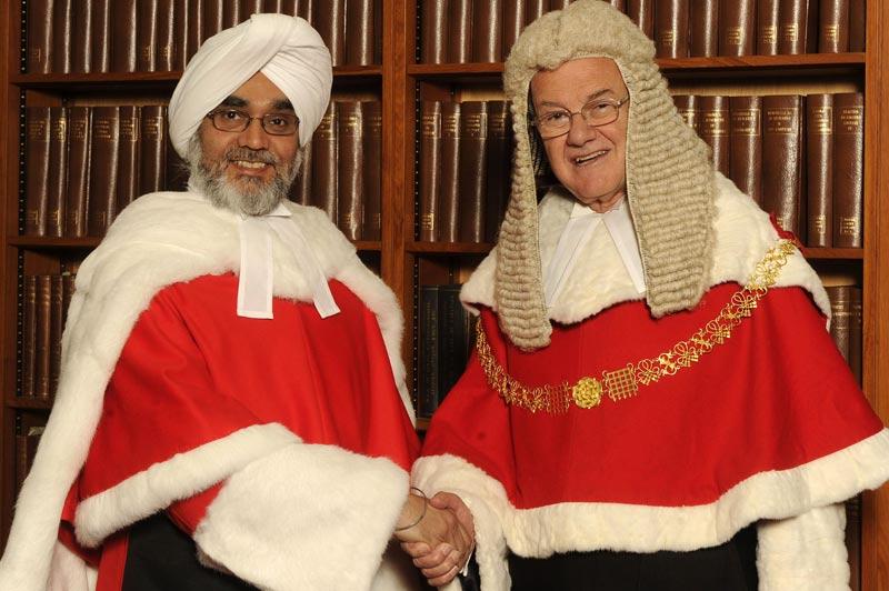 <b></div>Juge sikh</b> - En lieu et place de la traditionnelle perruque des juges de la Cour suprême de justice britannique, un turban... Voici Rabinder Singh QC, qui, à 47 ans, devenu le premier juge sikh de l'histoire de l'Angleterre, en compagnie du lord juge, quelques instants avant sa prestation de serment. 