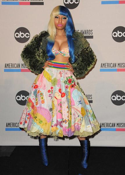 Nicki Minaj mi-blonde, mi-bleue