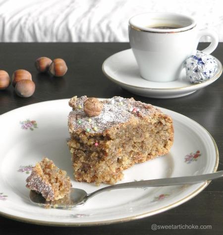 B&W; Wednesday – Torta di nocciole – Hazelnut gluten-free cake – Gâteau aux noisettes sans gluten