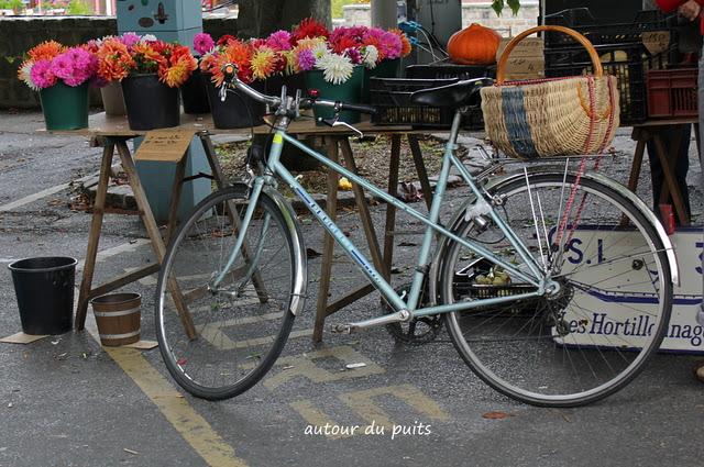 Sur la petite place, au lever de l'aurore,Le marché rit j...