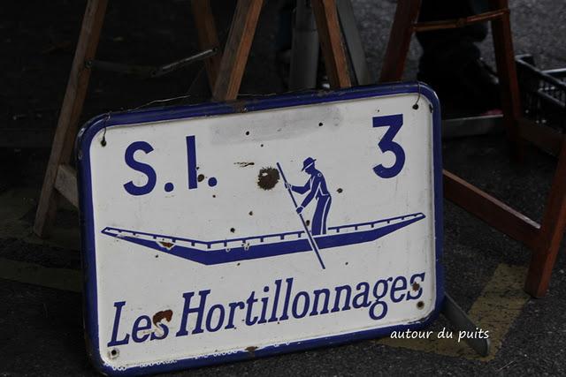 Sur la petite place, au lever de l'aurore,Le marché rit j...