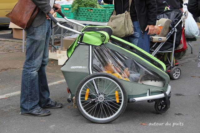 Sur la petite place, au lever de l'aurore,Le marché rit j...