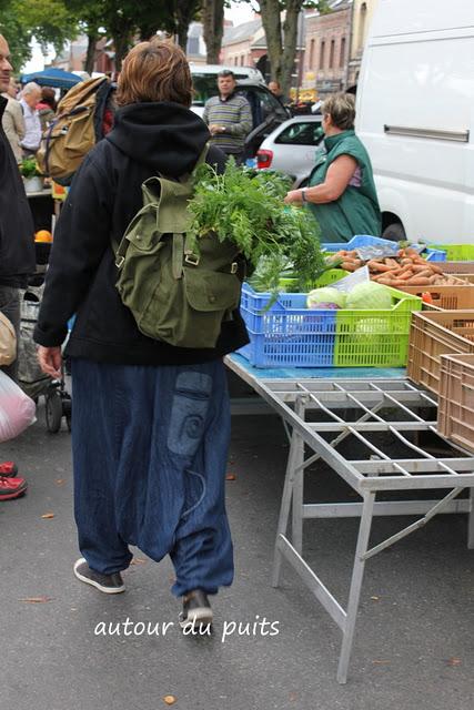 Sur la petite place, au lever de l'aurore,Le marché rit j...