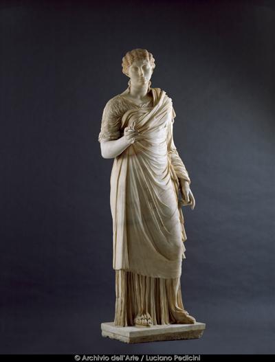 Exposition-Pompei-statue-de-femme-drapee-Hoosta-Magazine-paris-custom-moyen