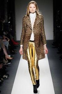 Redingote-femme-imprime-leopard-pantalon-slim-dore-chemise-blanche-a-col-Lavalliere-Balmain-collecti
