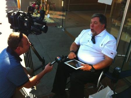 Steve Wozniak devant un Apple Store